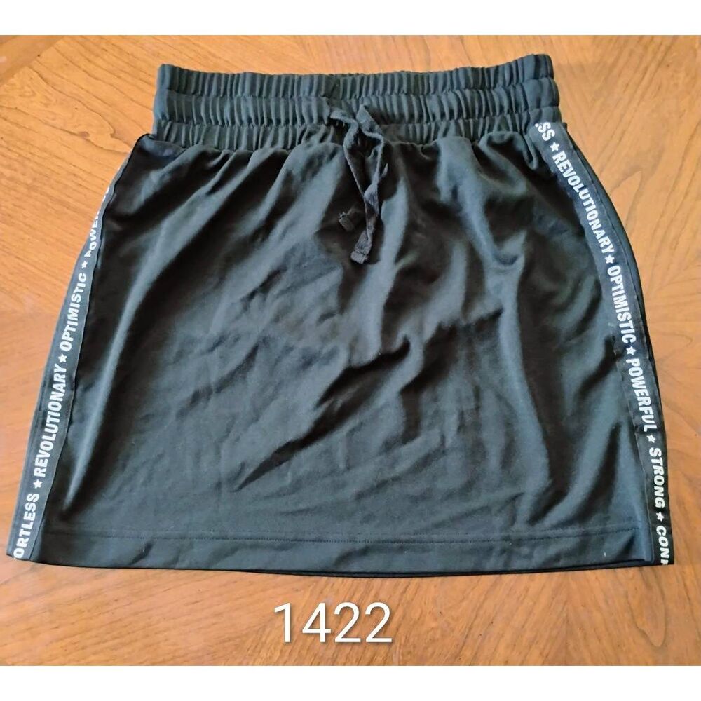 (1422) City Streets Adult Skirt Size: M